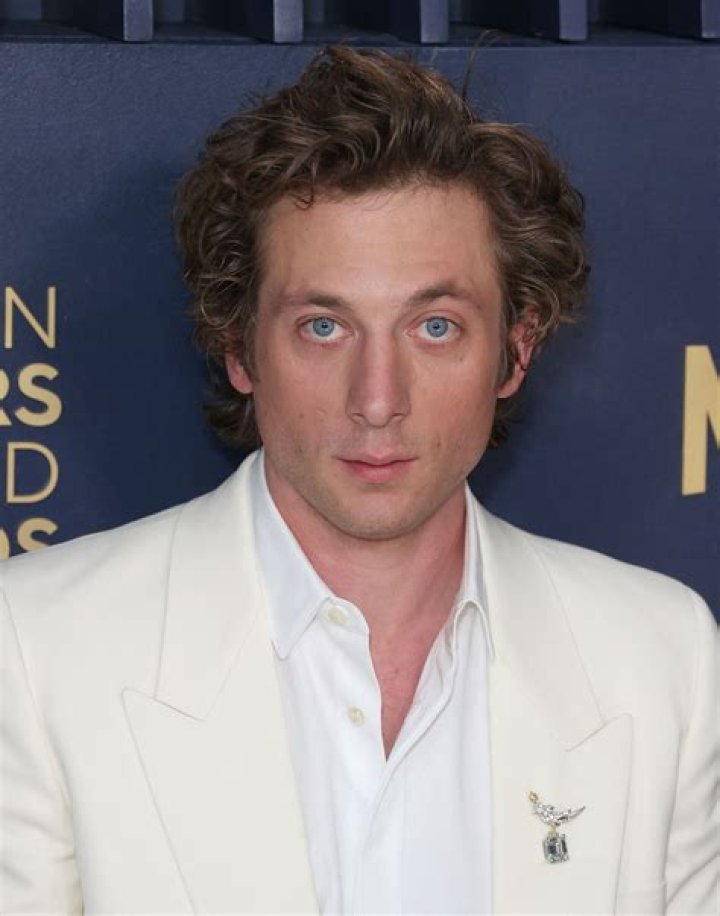 Unveiling The Height Of Jeremy Allen White In Feet