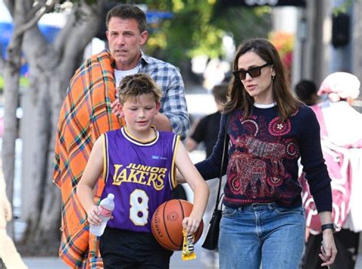 Unveiling The Reason Behind Violet Affleck's Mask: Uncovering Ben Affleck's Daughter's Secret